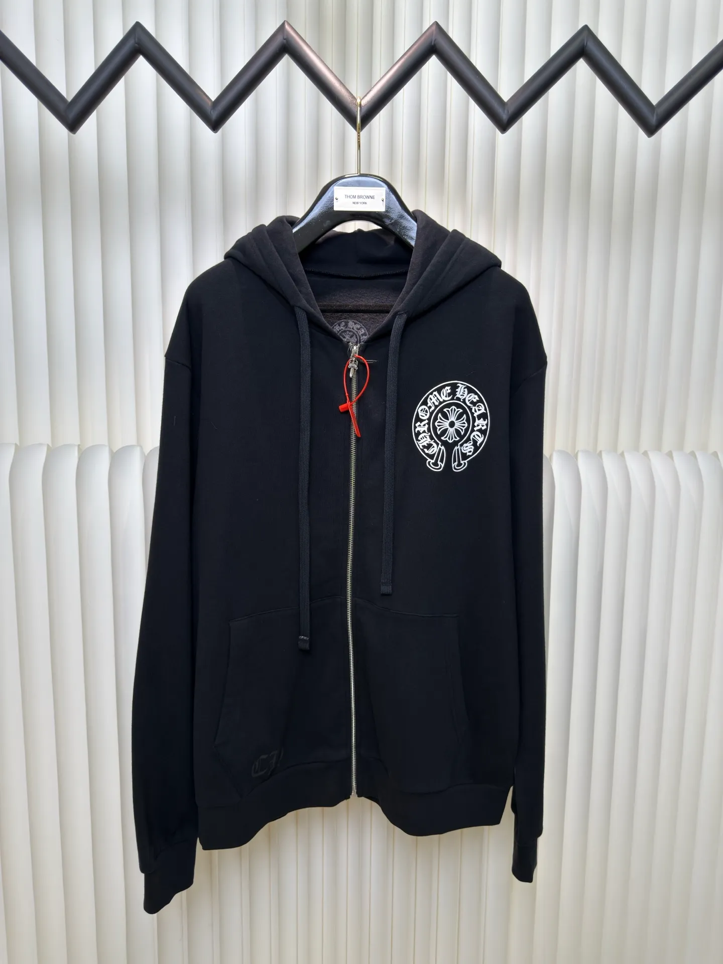 P480 Chrome Hearts letter-printed zipper jacket, custom-made plain suede cotton, delicate and smooth, comfortable and close to the skin, with deep black as the base, plain white lines with sharp cracks, the front cross flower totem is precisely embellished on the chest, and the gray CH pattern is hidden at the hem to control the visual focus. The scroll mantra is outlined on the back like an ancient seal, rugged and delicate coexist. The zippered hooded silhouette deconstructs the lazy drape of suede. Whispering the rock oracle that I am the rule. A rebellious ceremony about wearing and performing. Use glue printing. The printing has been revised three times using film screens. Use glue liquid paint to print the pattern on the fabric. Bake the fabric to fix the printed pattern. The fabrics have been washed and have a better hand feel. Not easy to deform. Not easy to shrink. Not easy to fade. Maintain long-term beauty. Fit: loose fit. Size: S M L XL